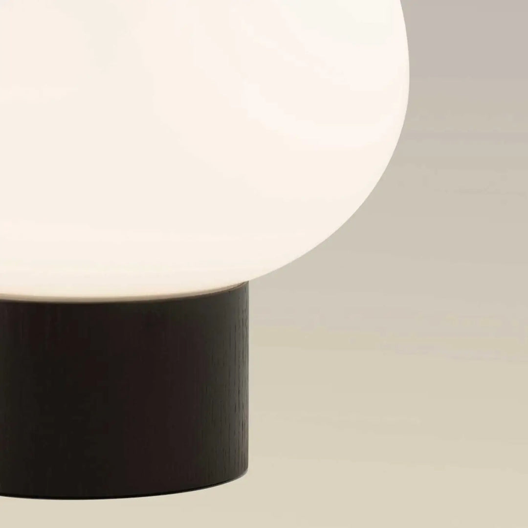 Détail du socle de la lampe Ilargi en bois foncé