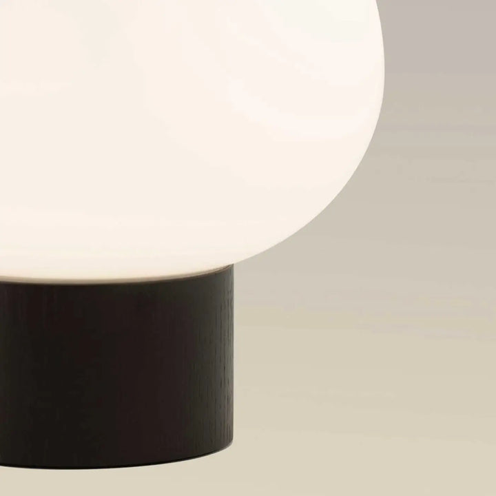 Détail du socle de la lampe Ilargi en bois foncé