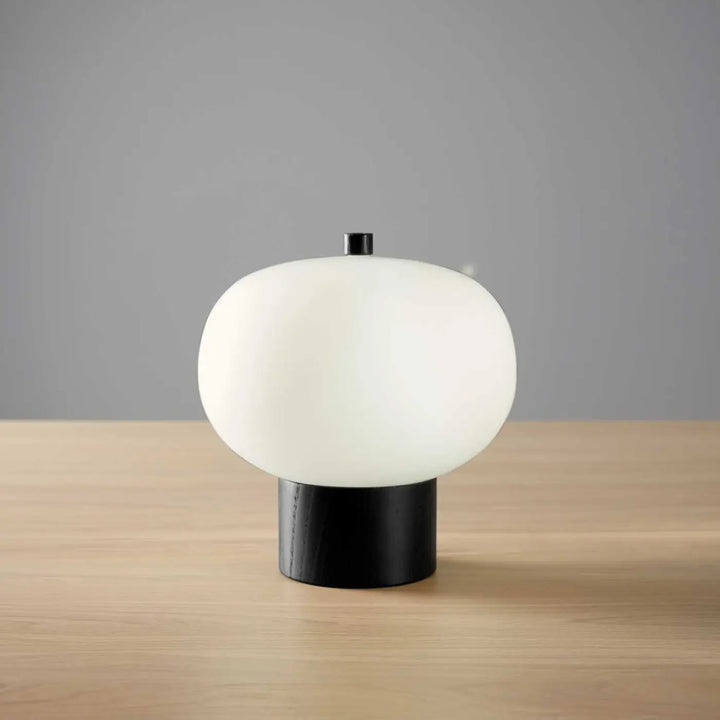 Lampe de chevet Ilargi en bois foncé dans un intérieur