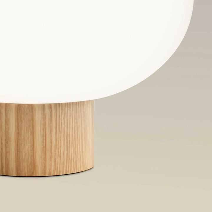 Détail de la lampe à poser Ilargi en bois clair