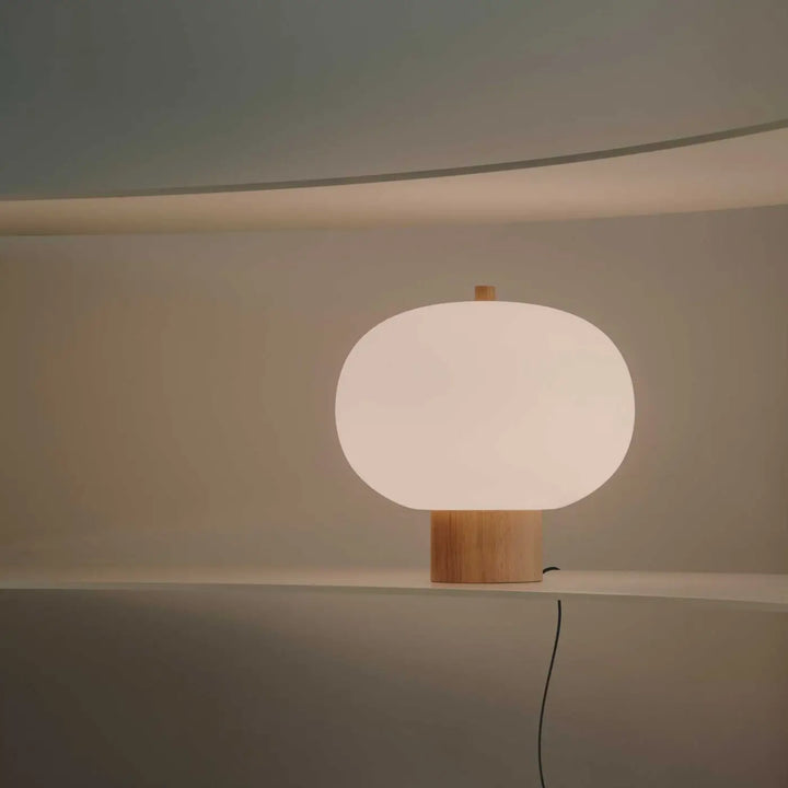 Lampe Ilargi en verre soufflé et bois clair dans un intérieur