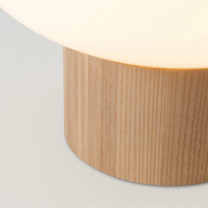 Détail du globe en verre de la lampe Ilargi en bois clair