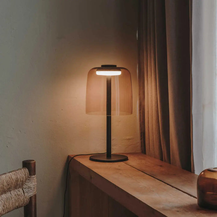 Lampe à poser Levels en verre ambré dans un intérieur