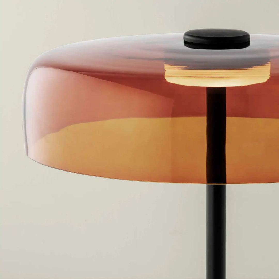 Détail de la lampe de chevet Levels en verre ambré