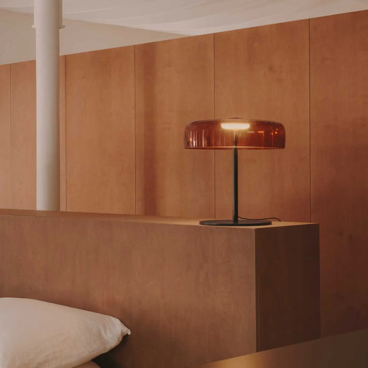 Lampe de chevet Levels en verre ambré dans une pièce de vie