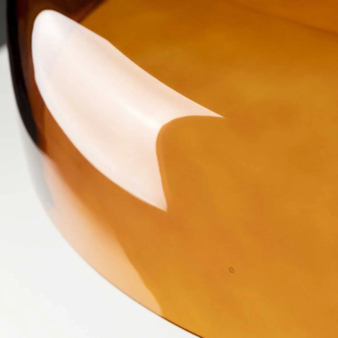 Détail de la lampe à poser Levels en verre ambré