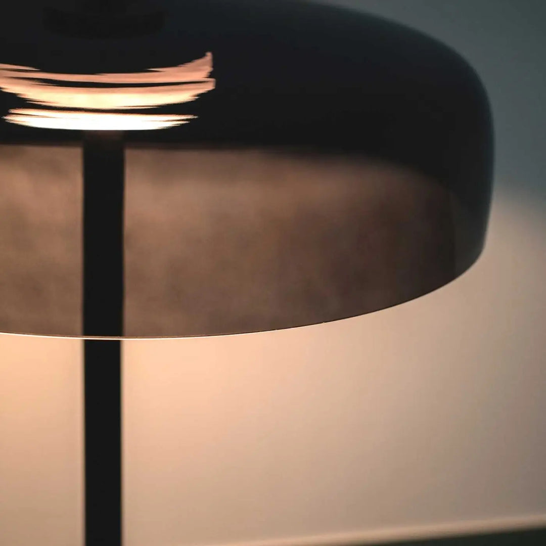 Lampe Levels en verre fumé dans une pièce de vie