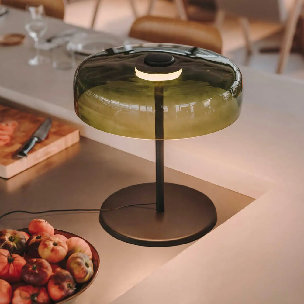 Lampe de chevet Levels en verre vert dans un intérieur #couleur_vert
