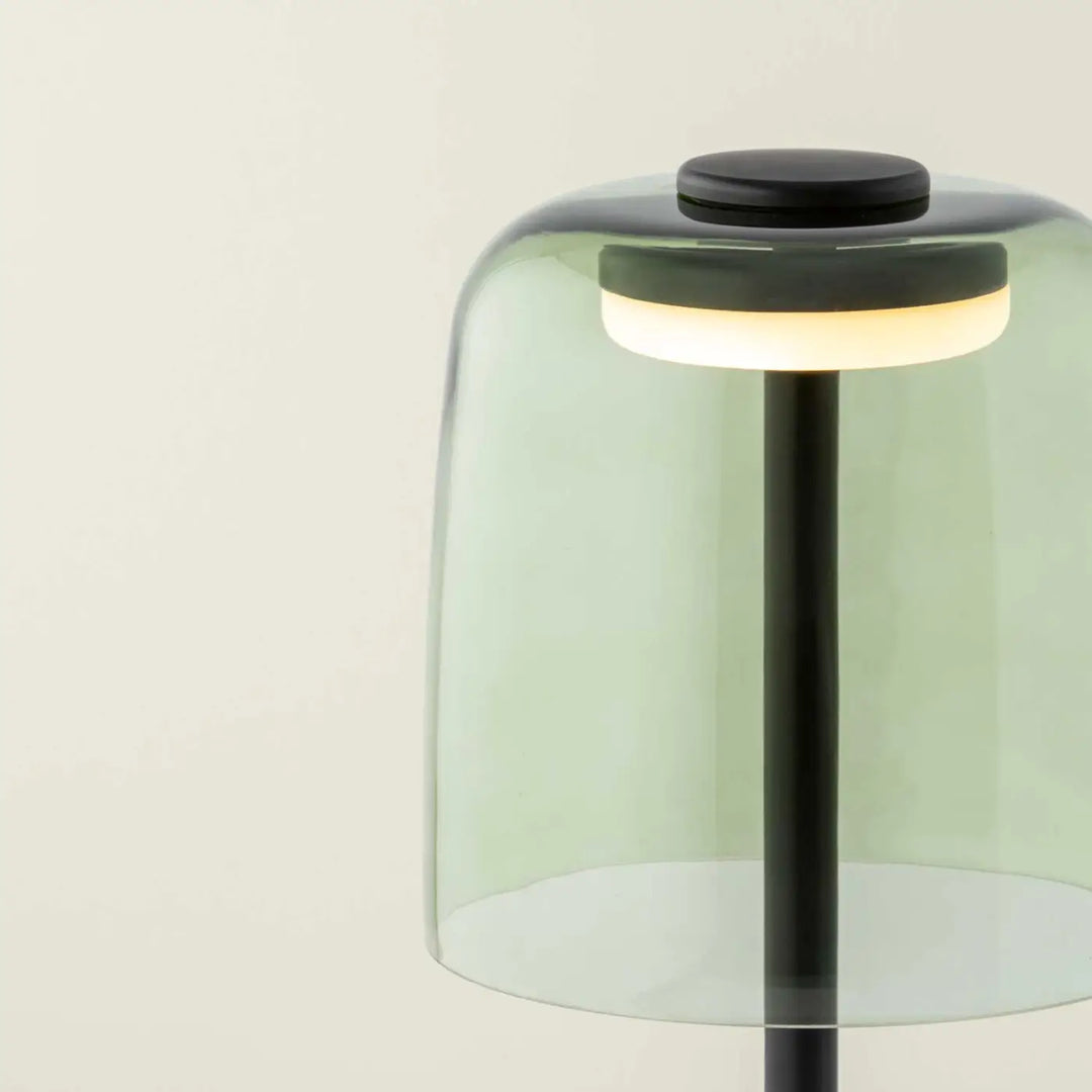 Détail de la lampe à poser Levels en verre vert