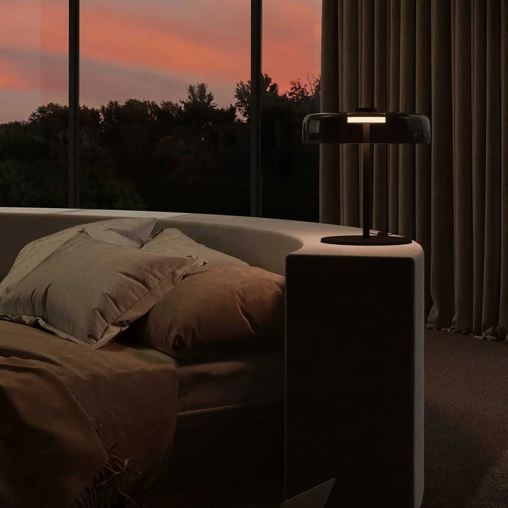 Ambiance avec la lampe de chevet Levels en verre fumé