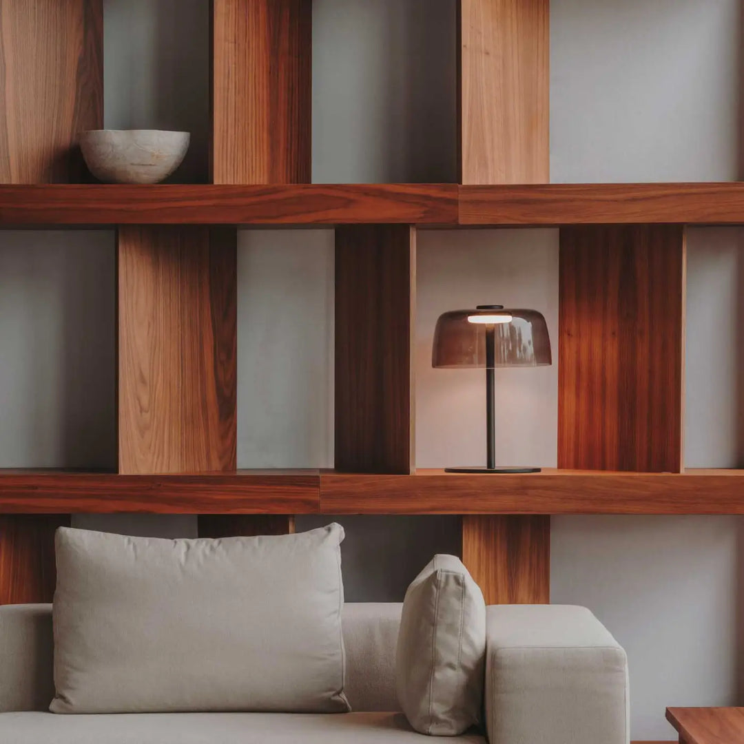 Lampe à poser Levels en verre fumé dans un intérieur