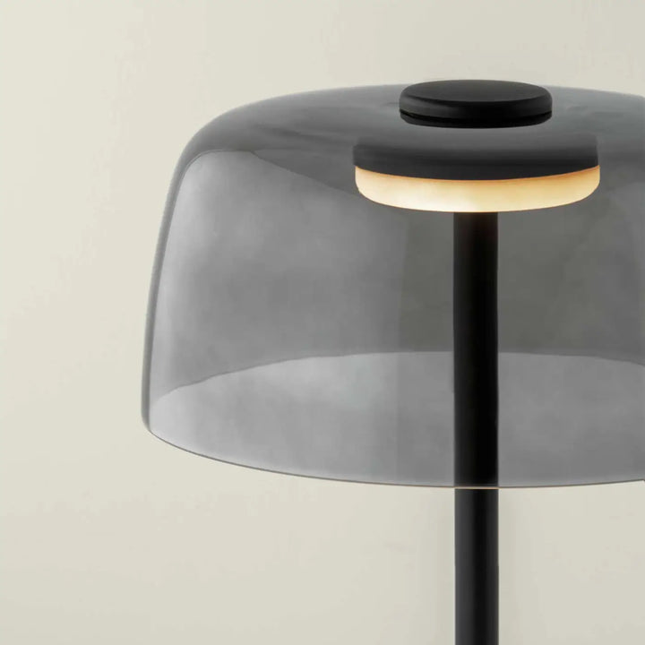 Détail de la lampe Levels en verre fumé