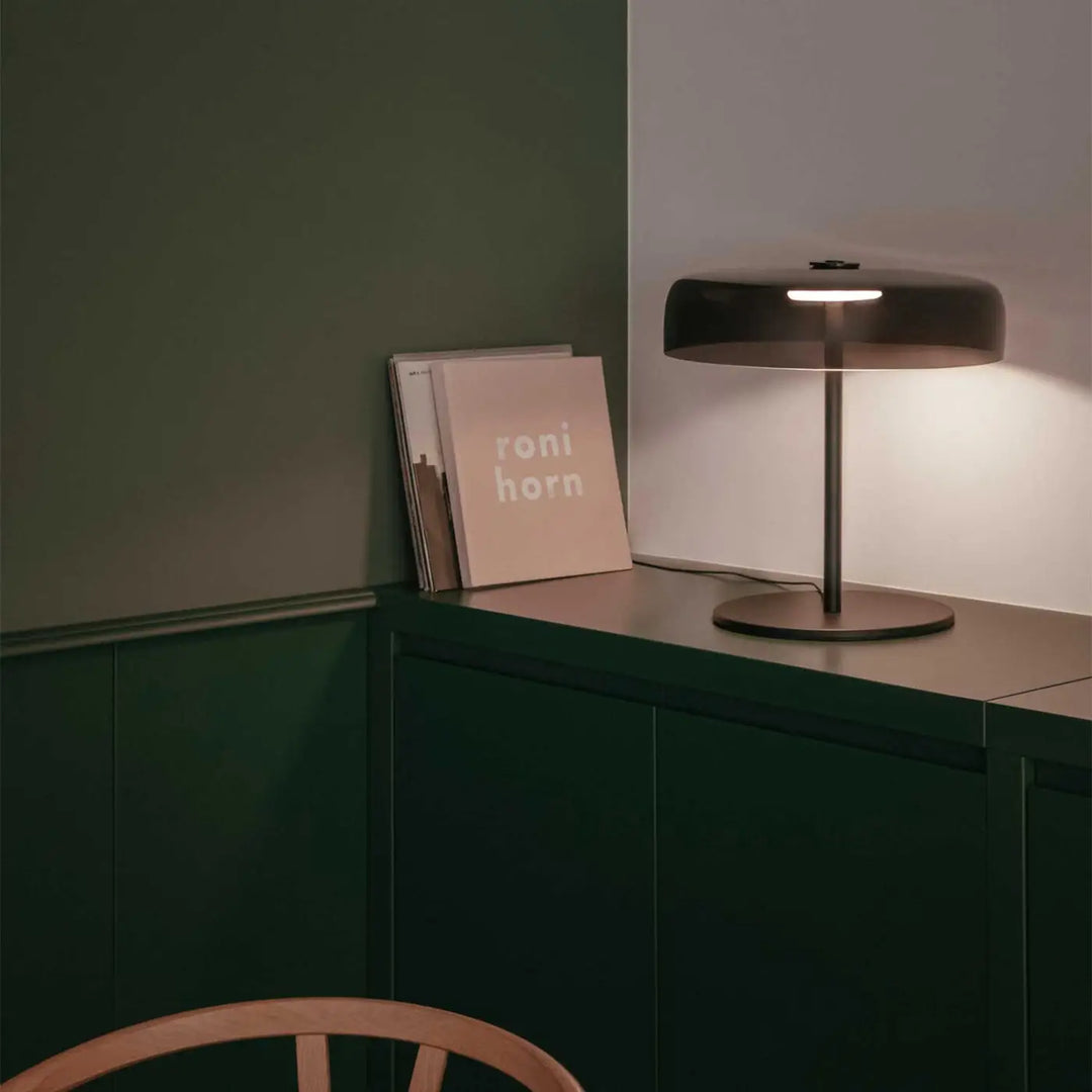 Lampe Levels en verre fumé et métal noir dans un intérieur