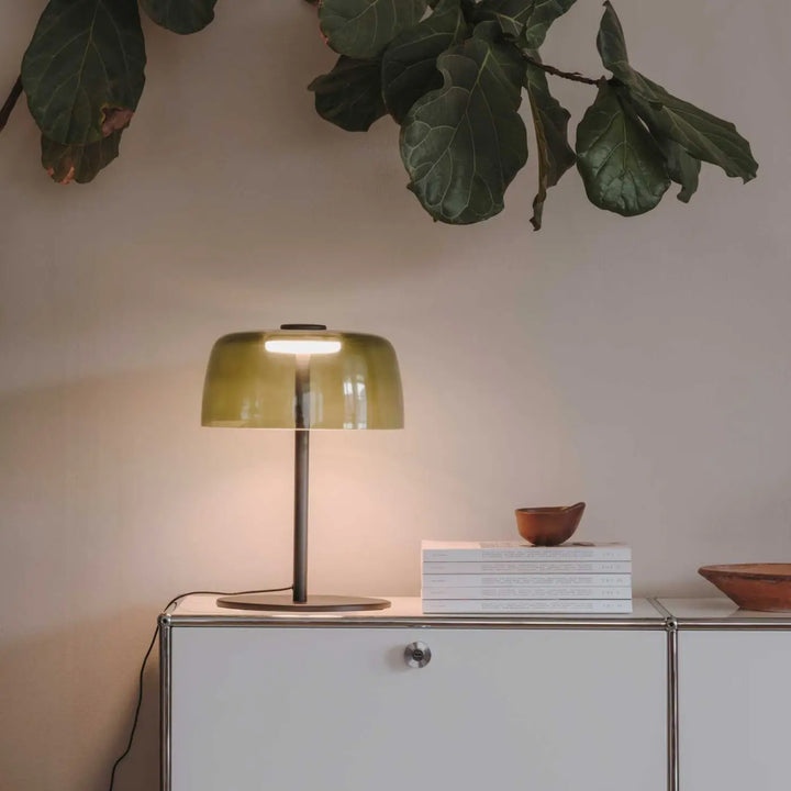 Lampe à poser Levels en verre vert dans un intérieur