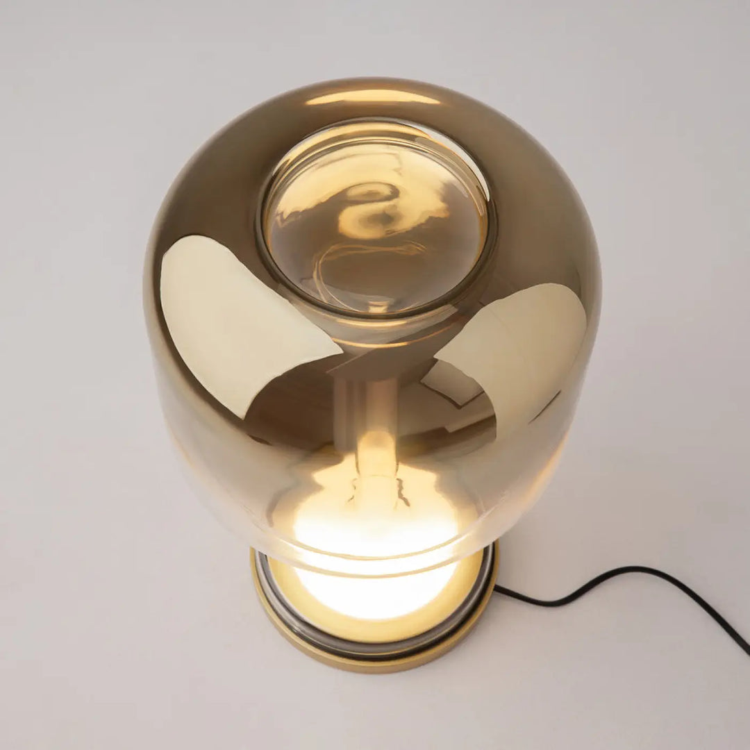 Lampe spirito avec verre ambré et socle vertical en laiton poli pour décoration élégante de chevet