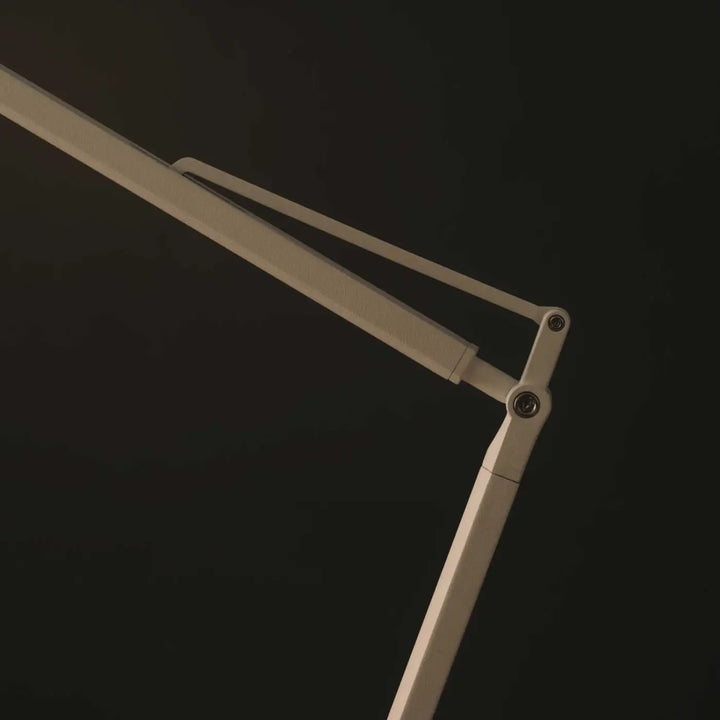 Lampe de chevet Maca blanche posée dans un intérieur #couleur_blanc