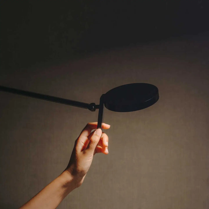 Lampe de chevet Maca en acier noir dans un intérieur #couleur_noir