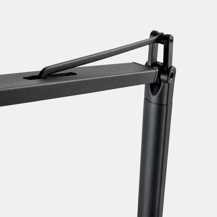 Détail de la lampe de chevet Maca noire en acier texturé #couleur_noir