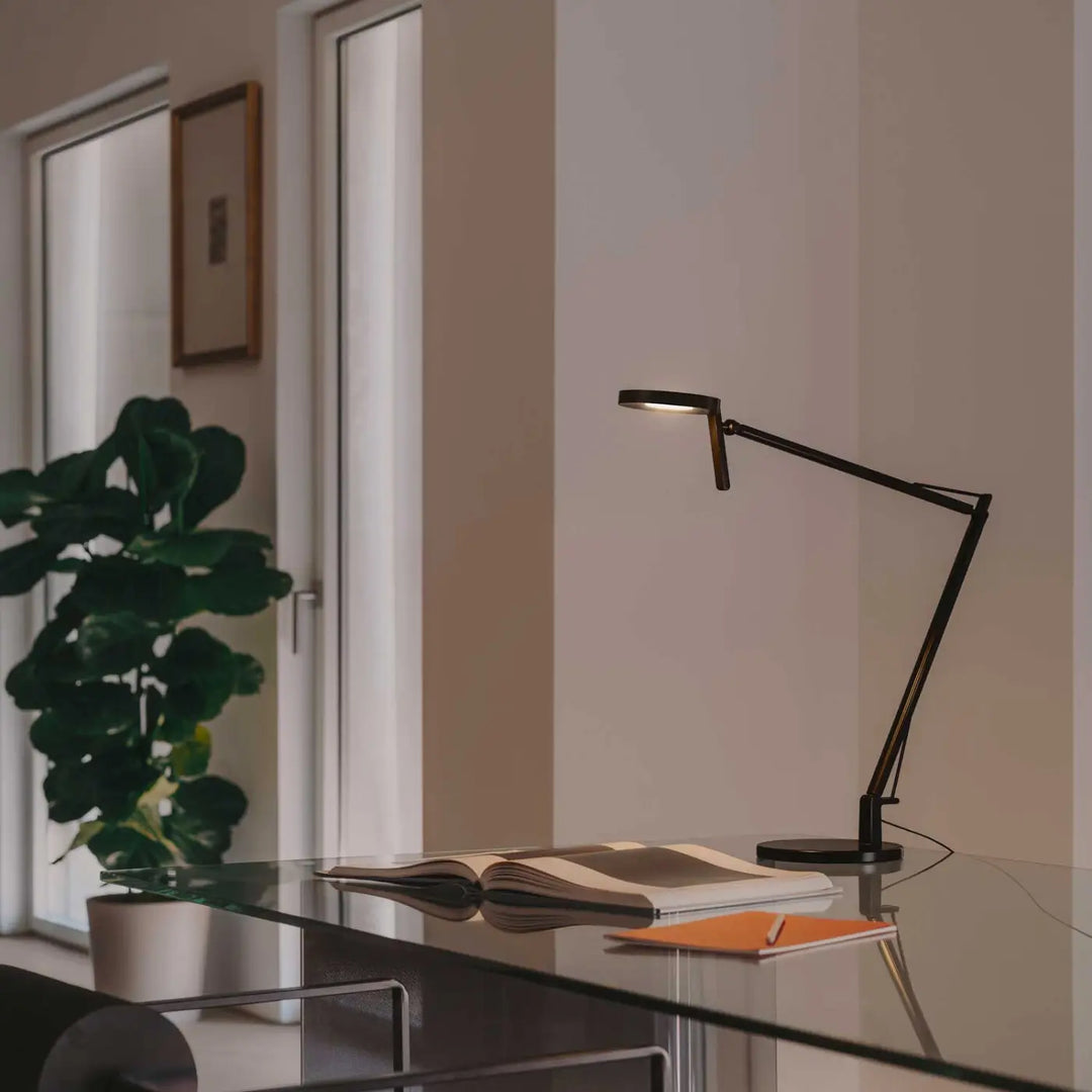 Lampe de chevet Maca noire dans un intérieur #couleur_noir
