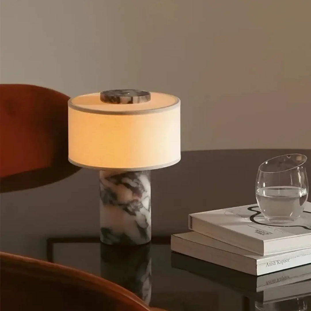 Lampe de chevet pietra avec base cylindrique en marbre et abat-jour en tissu crème doux