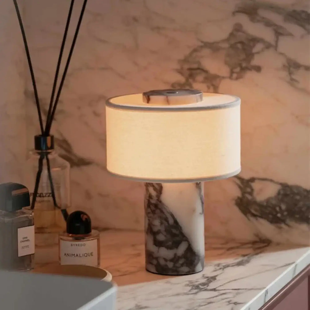 Lampe de chevet Pietra avec base en marbre et abat-jour en tissu crème pour un éclairage élégant