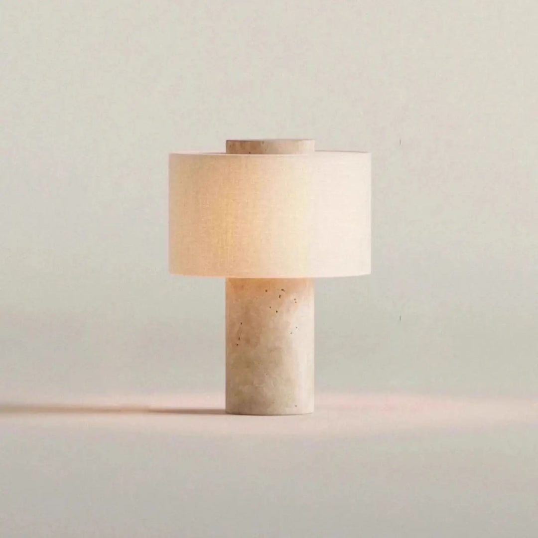 Lampe de chevet pietra avec base cylindrique en pierre beige et abat-jour en tissu beige clair