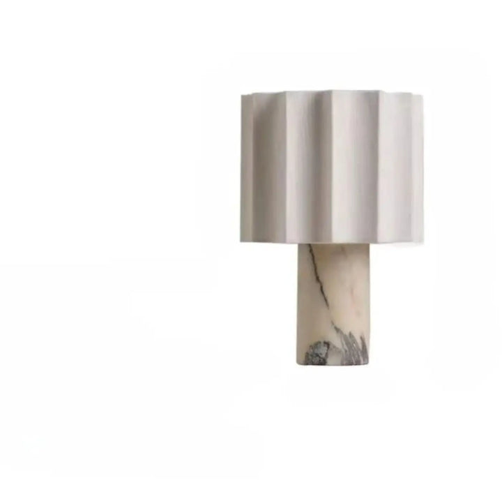 Lampe de chevet pietra avec abat-jour plissé ivoire et pied cylindrique en marbre clair veiné foncé