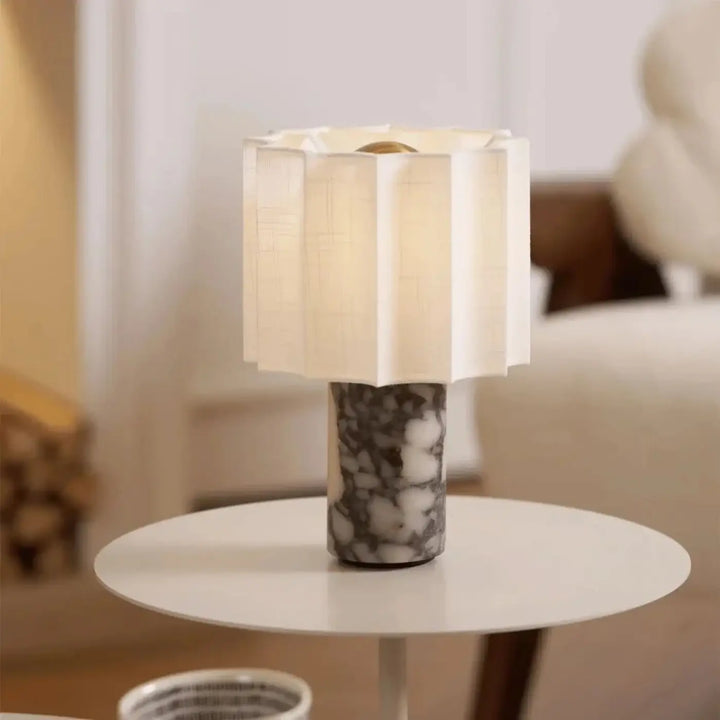 Lampe de chevet pietra avec abat-jour plissé blanc et base cylindrique en marbre gris et blanc moderne