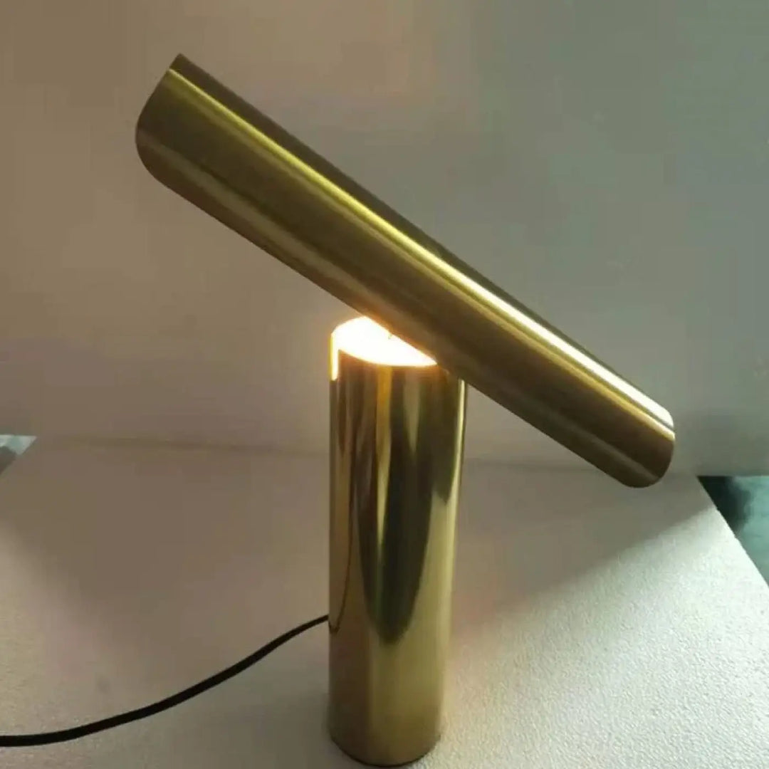Lampe de chevet iZO en laiton poli avec design cylindrique minimaliste pour un éclairage moderne et élégant