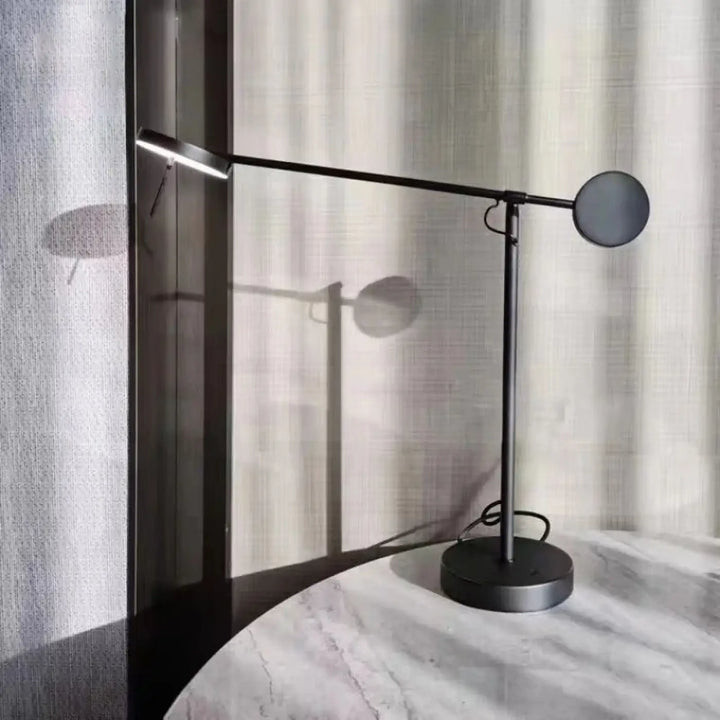 Lampe de chevet Zara en métal noir moderne avec bras ajustable et design minimaliste élégant