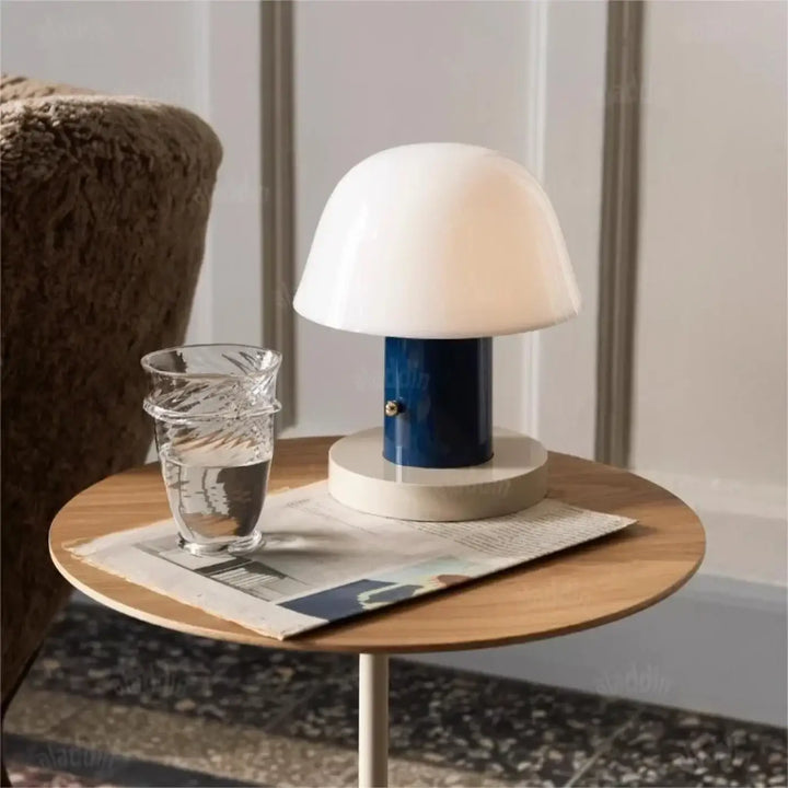 Lampe de chevet laounia avec dôme translucide blanc et base bleue pour un chevet minimaliste et une lumière pensée
