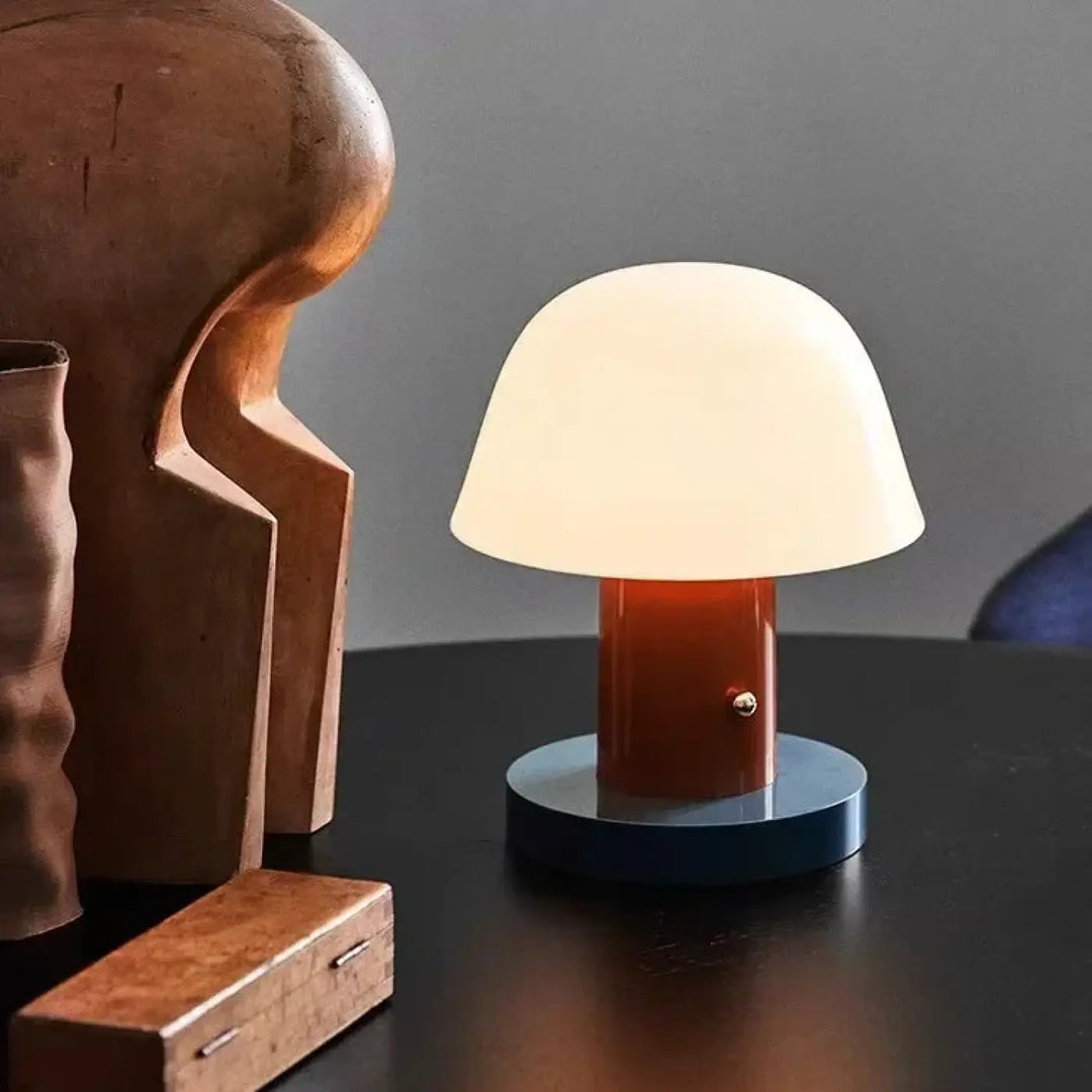 Lampe de chevet laounia chevet minimaliste lumière pensée avec dôme translucide blanc mat et base orange vif sur socle bleu