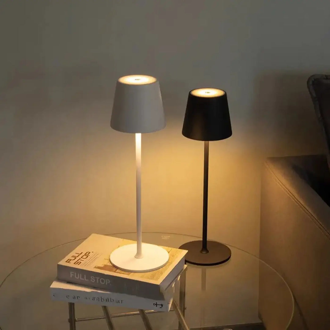Lampe de chevet minimaliste avec éclairage doux en blanc et noir offrant facilité d’entretien et design épuré