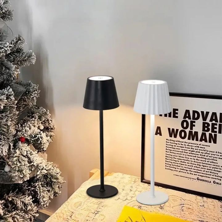 Lampe de chevet minimaliste noire et blanche avec éclairage doux et facilité d’entretien pour un espace épuré