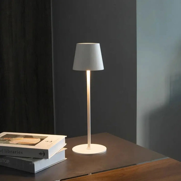 Lampe de chevet minimaliste blanche avec abat-jour cylindrique et tige fine pour un éclairage doux et facilité d’entretien
