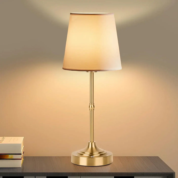 Lampe de chevet élégancia finition dorée avec abat-jour en tissu crème design élégant pour chevet contemporaine