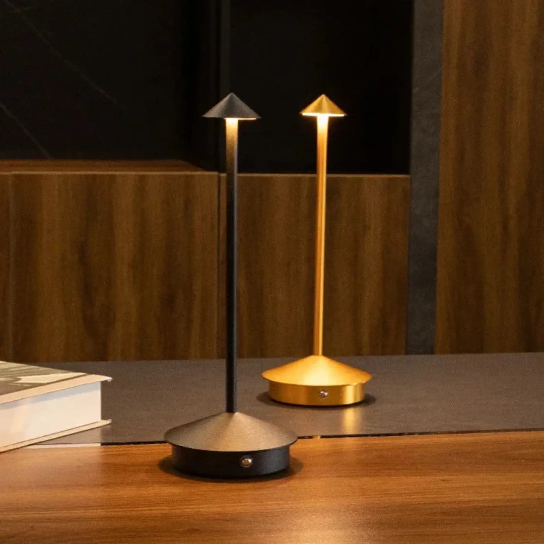 Lampe de chevet selenia style moderne avec tiges effilées noires mates et or brossé sur surface en bois chevet élégante