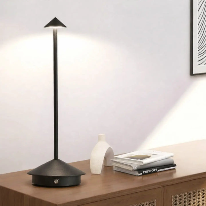 Lampe de chevet selenia noire style moderne avec base tripode matte et abat-jour conique pour chevet élégante