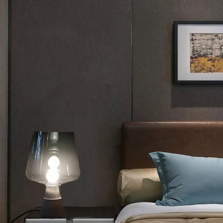Lampe de chevet moderne avec pied effet béton et abat-jour translucide en verre fumé pour une ambiance raffinée