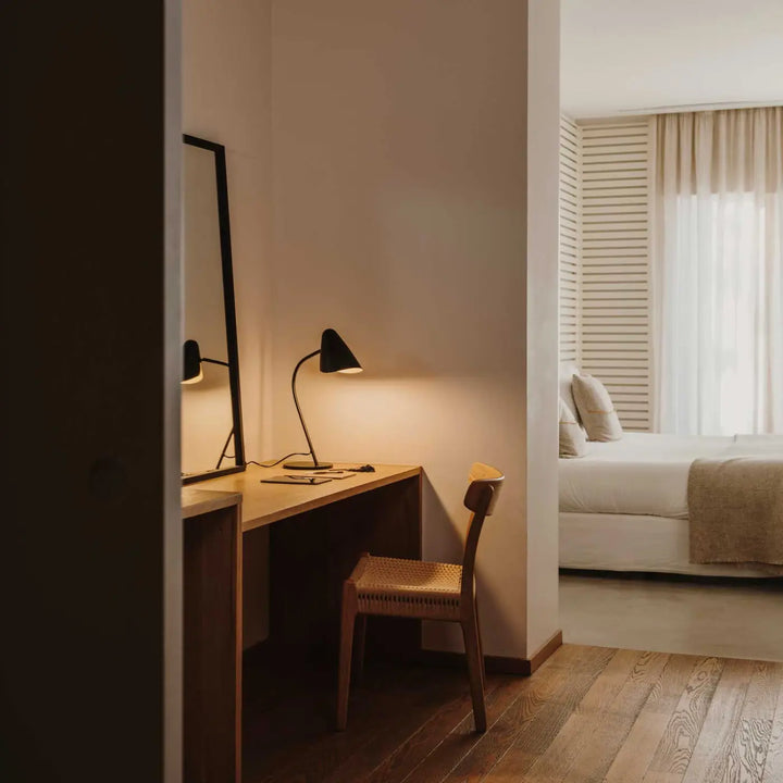Lampe de chevet Organic en acier noir dans un intérieur