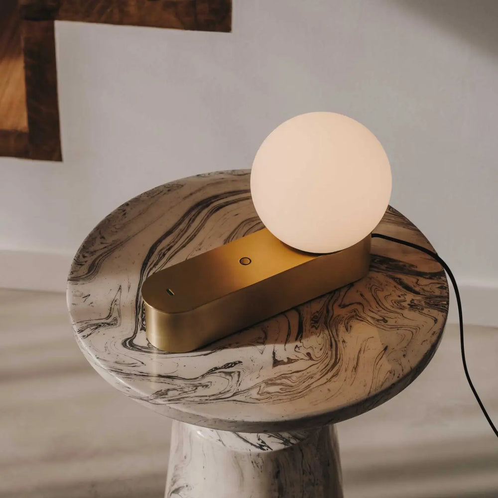 Lampe de chevet Perlina dorée dans un intérieur #couleur_dore