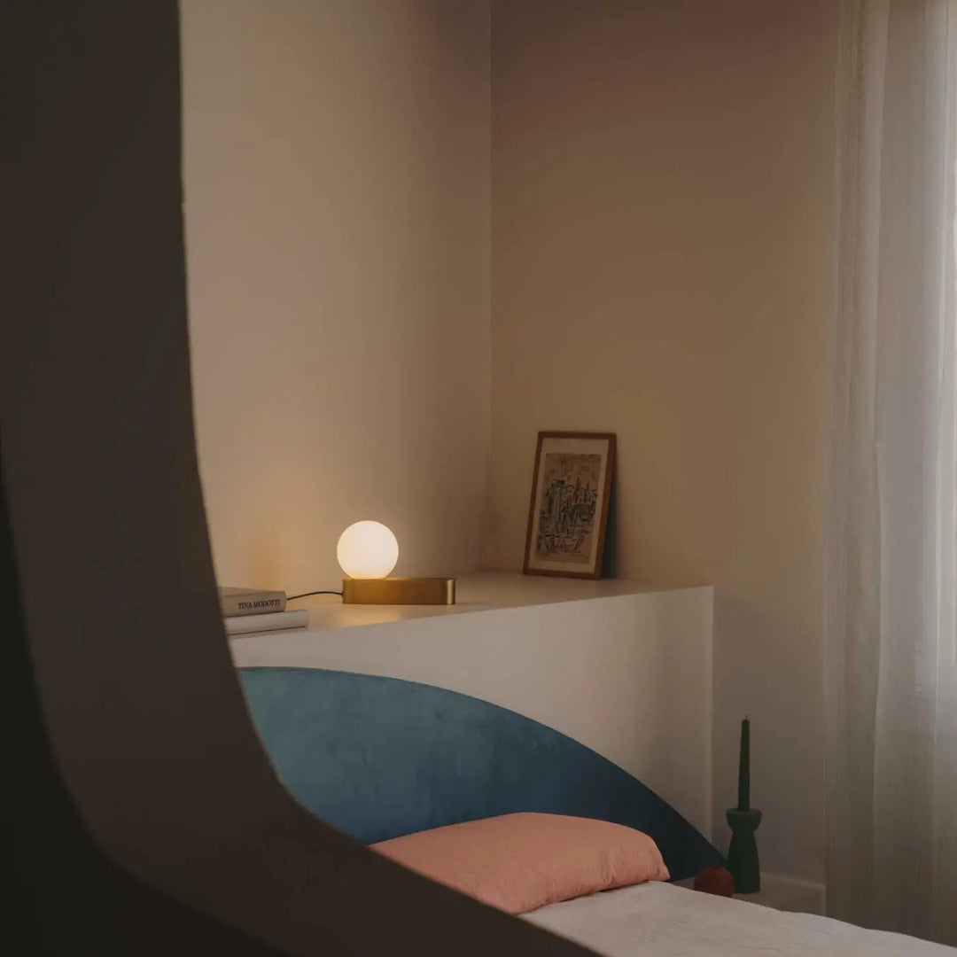 Lampe Perlina dorée dans un intérieur #couleur_dore