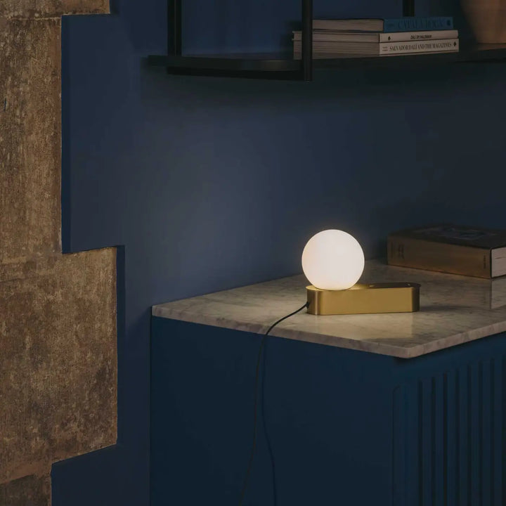 Petite lampe Perlina dorée dans un intérieur #couleur_dore