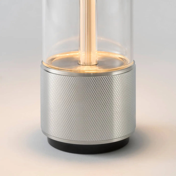 Détail de la lampe de chevet Takeout en acier #couleur_argent