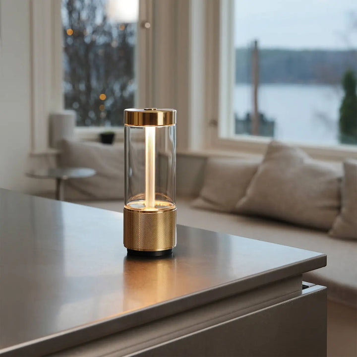 Lampe de chevet Takeout dans un intérieur #couleur_dor