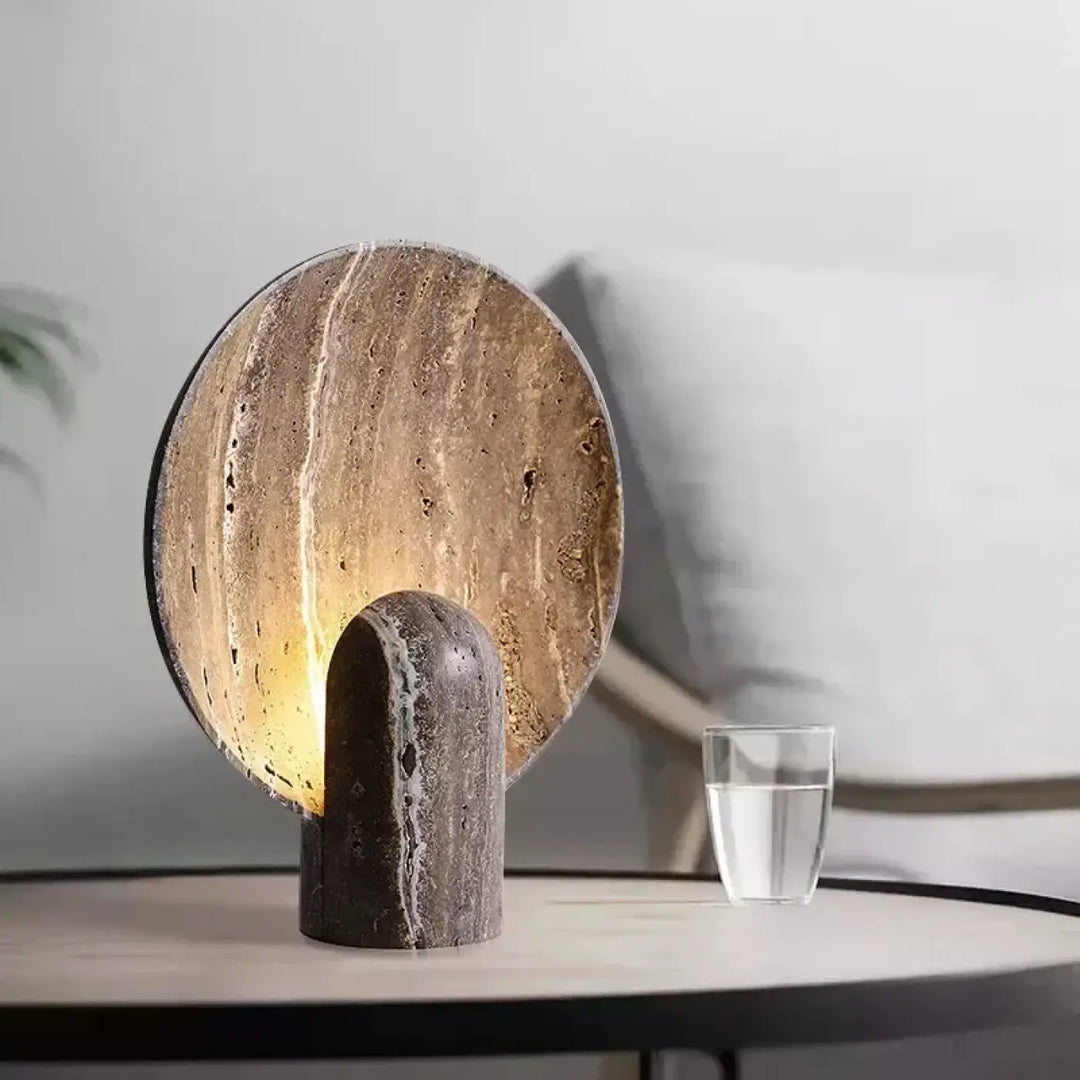 Lampe de chevet sylix avec base arquée et face circulaire en pierre tons terre utilisant des ampoules led