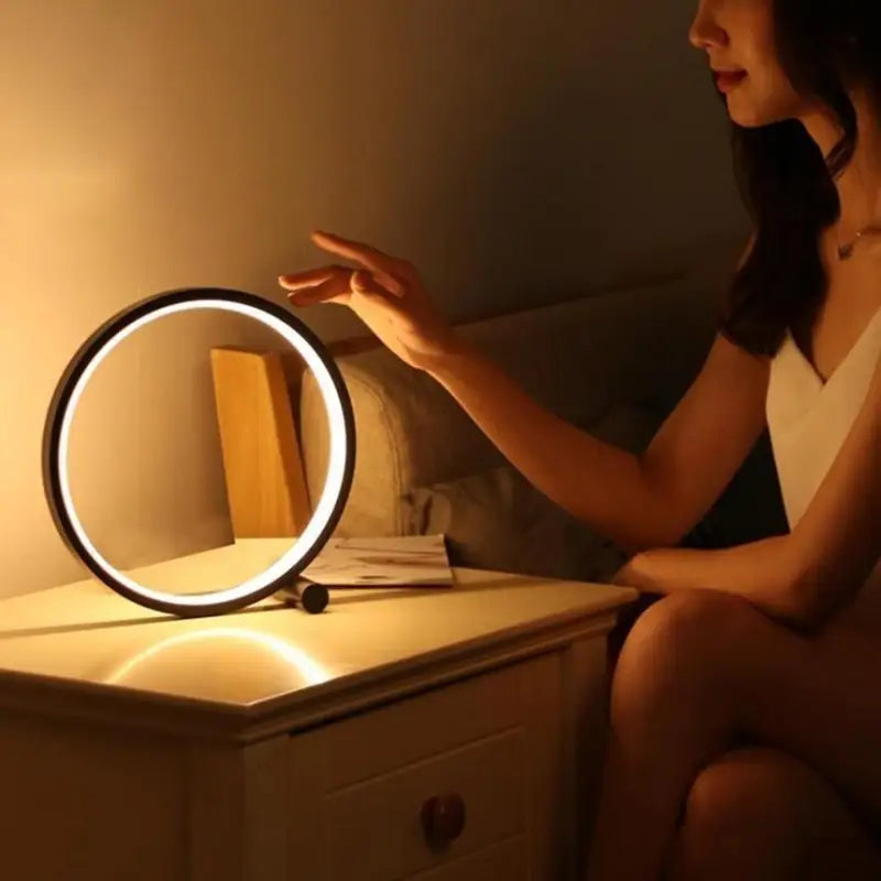 Lampe De Chevet Ronde En Aluminium Blanc Et Noir