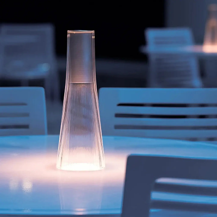 Lampe de chevet acry en verre translucide avec texture côtelée et lumière chaude pour un style épuré chevet style