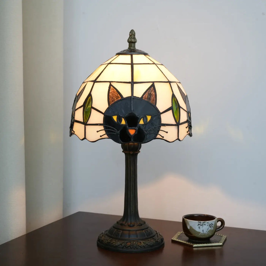 Lampe de chevet en vitrail avec motif de visage de chat noir et accents ambre et vert sur labat décoré