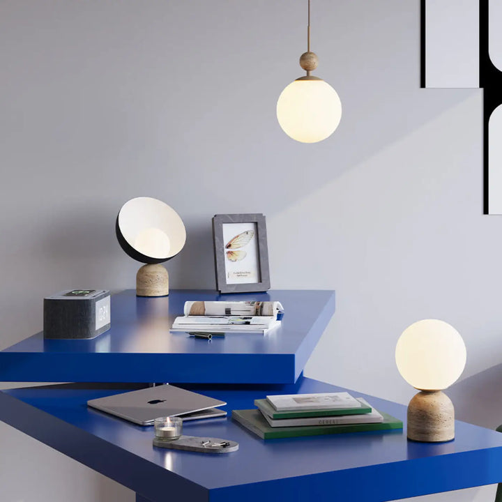 Lampe de chevet tavo avec base minérale en bois et tige, lumière chaude sphérique, acier noir design minimaliste